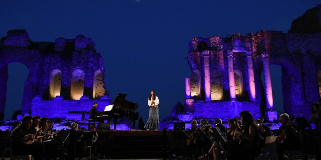 Taormina Arte, sucesso de madrugada para “Wake up the day”: Ambra Angiolini encanta o Teatro Antico FOTO