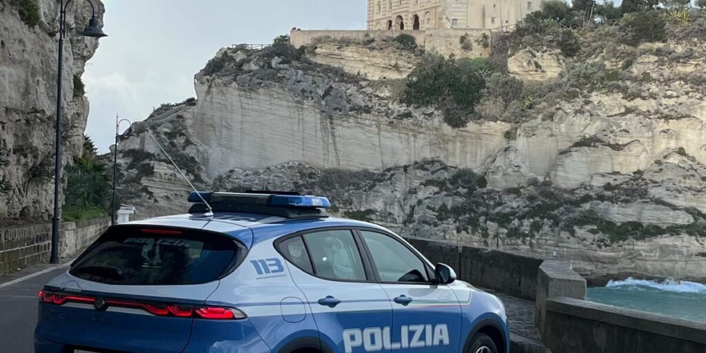 Tropea, dois estacionamentos ilegais descobertos perto do mar: denúncias e despejos são acionados