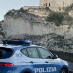 Tropea, dois estacionamentos ilegais descobertos perto do mar: denúncias e despejos são acionados
