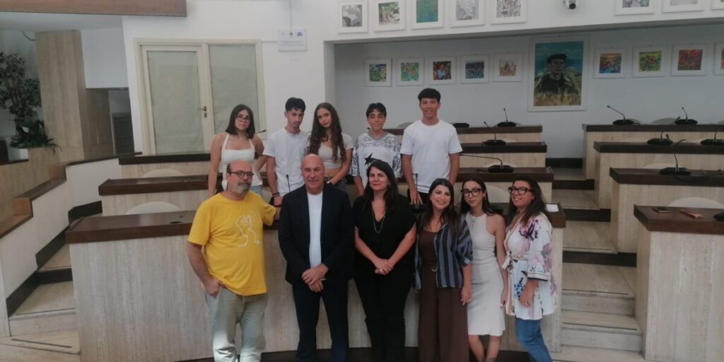 Crotone, jovens ideias que se tornam realidade: o prefeito Vincenzo Voce conhece as crianças de "DesTeenAzione"