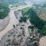 Nepal, Zoyal se salva da enchente subindo em uma árvore: aos 8 anos encontra a mãe graças a um jornalista