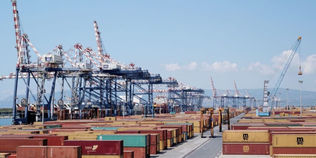 Contêineres bloqueados no porto de Gioia Tauro: relatório exclui armas destinadas a Israel e desbloqueia o navio