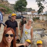Voluntários Legambiente engajados na praia de Stalettì: pedaços de guarda-chuvas, garrafas e pneus foram recuperados do lixo