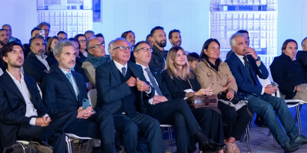 A modelo Gias no «Boss in Incognito», os funcionários se reuniram em Mongrassano para assistir ao episódio