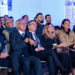 A modelo Gias no «Boss in Incognito», os funcionários se reuniram em Mongrassano para assistir ao episódio