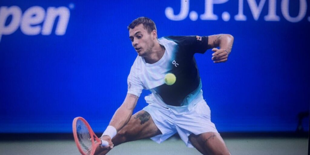 Aberto dos EUA, maratona de Cobolli. Primeiro eles perderam por 2 a 0, depois a reviravolta sensacional contra o Comesaña. Bellucci também avança