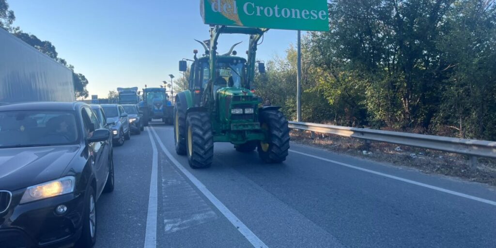 Combustíveis caros e crise agrícola: em Crotone, tratores na rotatória de Passovecchio, graves perturbações no trânsito FOTO