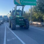 Combustíveis caros e crise agrícola: em Crotone, tratores na rotatória de Passovecchio, graves perturbações no trânsito FOTO