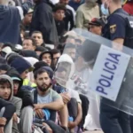 Confrontos entre migrantes em Ceuta, polícia dispara para o alto para dispersar multidão