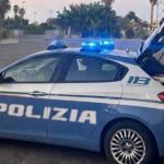 Crotone, foi confirmada a prisão do homem que danificou carros com uma barra e feriu 5 policiais