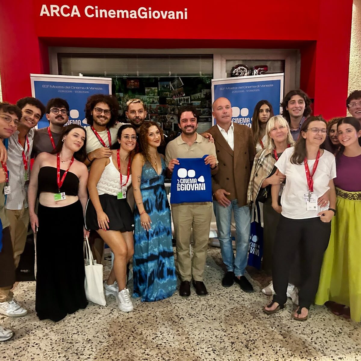 Fabio Schifilliti com as crianças do Prêmio Arca Cinema Giovani Veneza 026