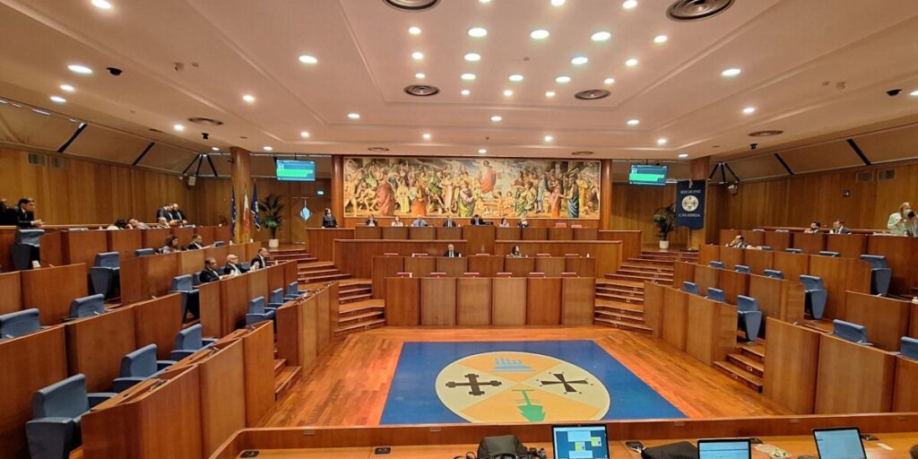 Dois meses de paralisação do Conselho Regional. A votação em Reggio "atrasa" todo o resto