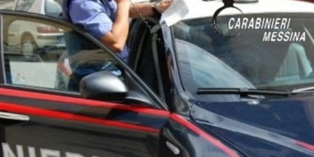Ele viola a proibição de abordagem e ataca seu ex-companheiro em Giardini Naxos