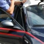 Ele viola a proibição de abordagem e ataca seu ex-companheiro em Giardini Naxos
