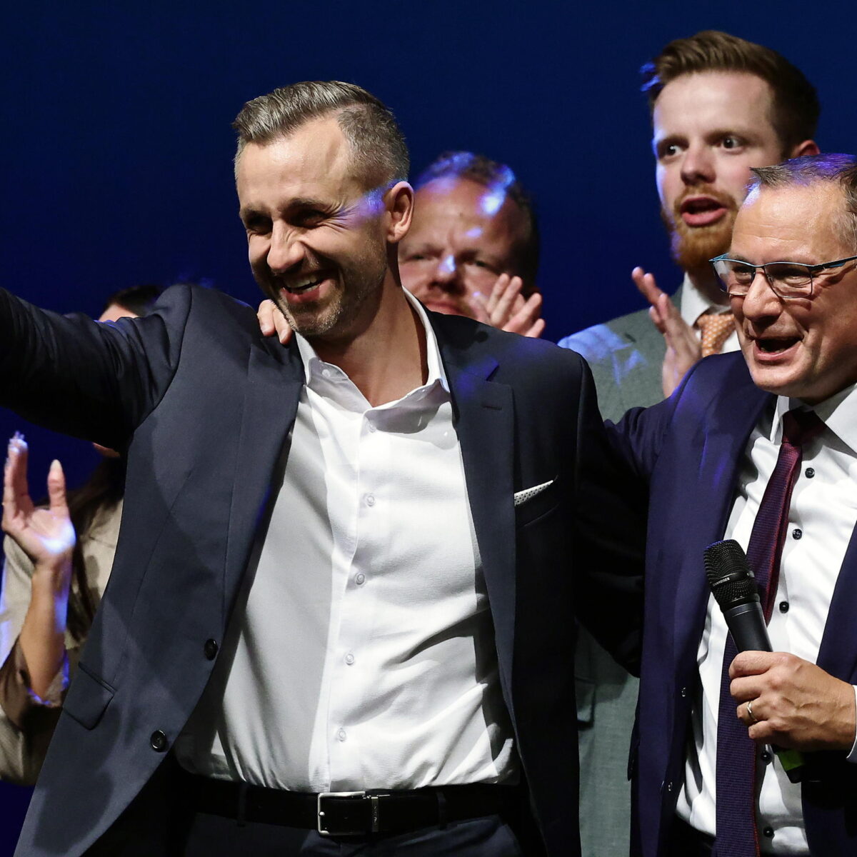 epa13217586 Pessoas reagem às urnas durante as eleições do partido de extrema direita Alternativa para a Alemanha (AfD) após as eleições estaduais na Saxônia-Anhalt, em Magdeburg, Alemanha, 6 de setembro de 2026. Os eleitores na Saxônia-Anhalt estão votando para eleger um novo parlamento estadual. EPA/FILIP CANTOR