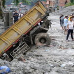 Entre os desaparecidos no Nepal estão o italiano Luca Barachini e sua esposa Patrizia Marziale. O número de mortos nas enchentes é de 750