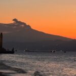 Etna em erupção vista de Reggio Calabria: a foto da orla marítima