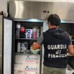 Graves deficiências de higiene em um restaurante em Marina di Gioiosa Ionica: quase um quintal de peixe apreendido