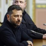 Kiev: "Pronto para comprometer-se". Moscou espera negociações trilaterais em breve. O avião de Zelensky quase foi atingido por um drone