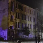 Kiev, fortes explosões noturnas: incêndio em um prédio, fragmentos de foguete no pátio de uma casa