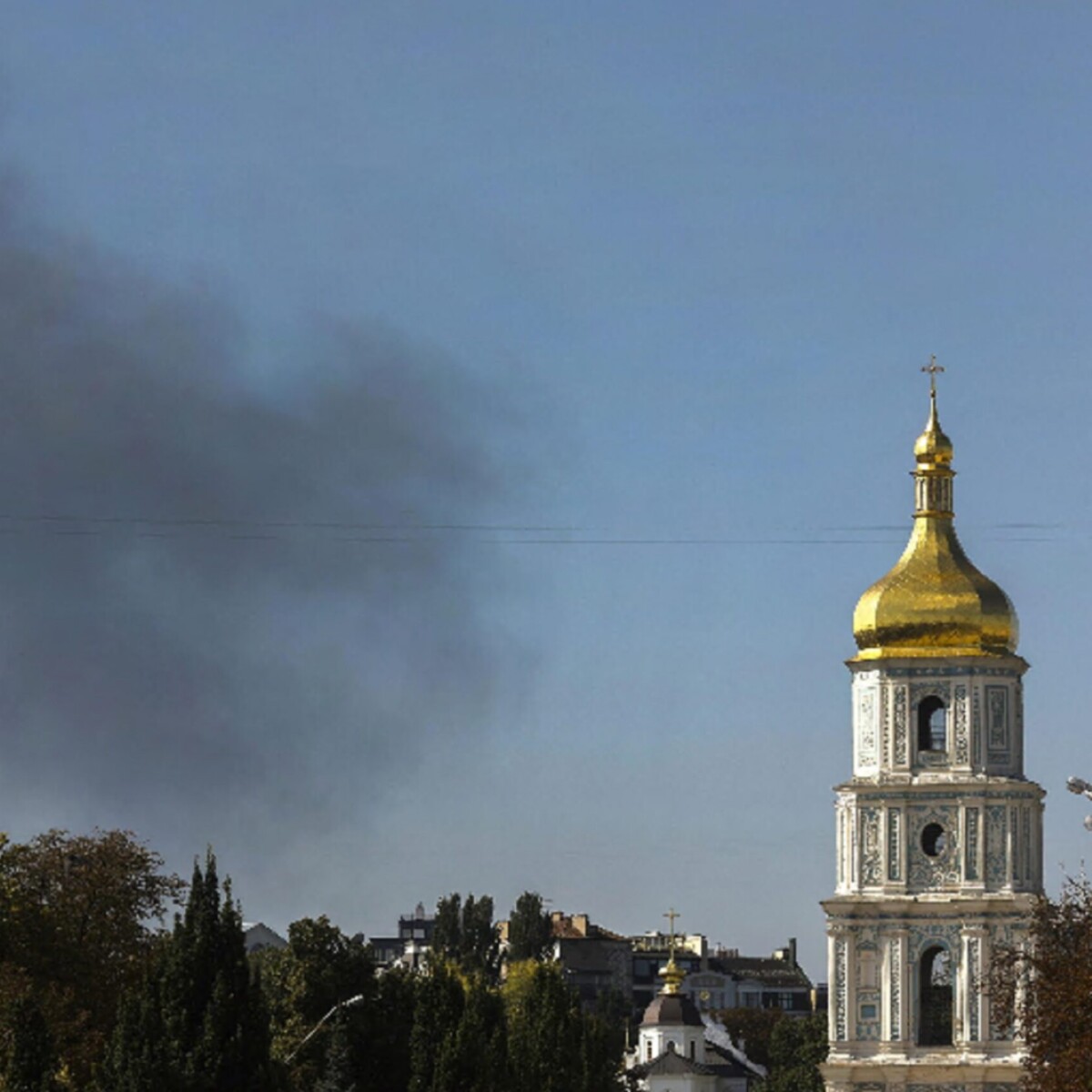 Kiev, um drone russo na casa 007, direcionado ao escritório do chefe Zelensky ordena o contra-ataque