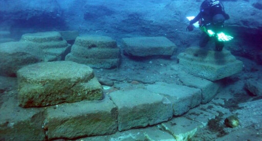 Lipari, a costa está baixando 8 milímetros por ano