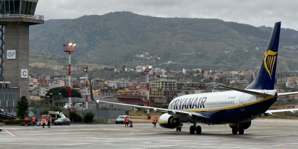 Mais polêmica sobre o corte de voos na Calábria. Madeo: «Os viajantes devem ser protegidos»