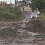 Mau tempo na zona de Cosentino, a torrente Scirocco transborda em Paola: lama e detritos na rua