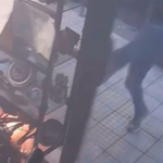 Messina, incêndio começa em loja de bicicletas: transeunte quebra janela e evita o pior