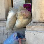 Messina, malas abandonadas em frente à Basílica de Sant'Antonio. Apelo do reitor: “A caridade não se faz assim”