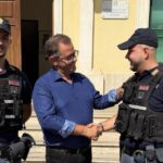Polistena, sofreu um infarto na loja: os policiais o acompanharam ao pronto-socorro e salvaram sua vida