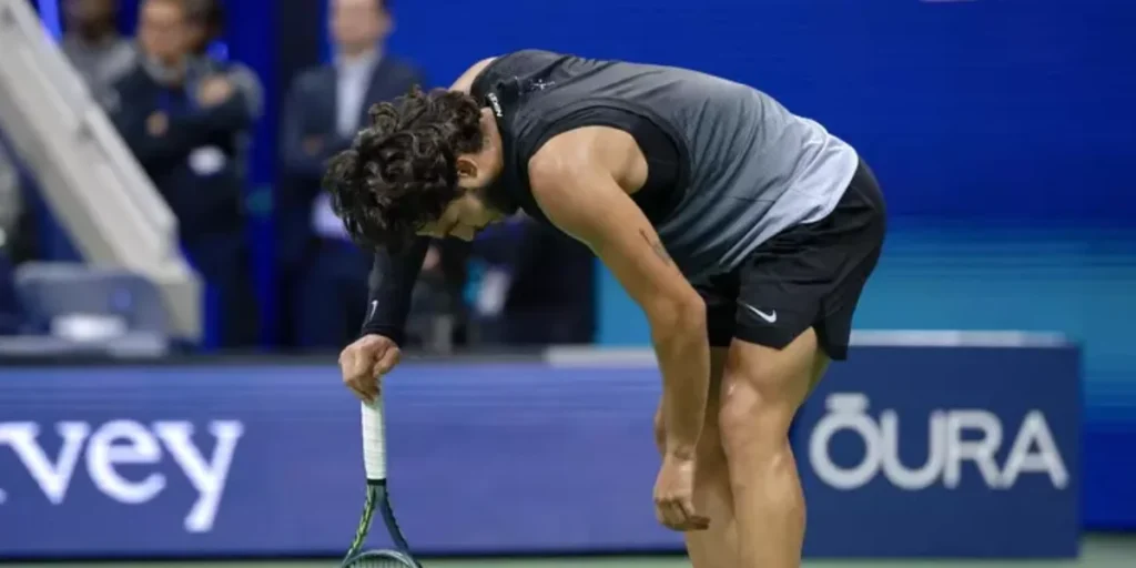 Us Open, Shelton vence uma batalha épica com Alcaraz. O espanhol vomita na toalha