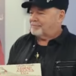 Vasco Rossi vence Prêmio Lenda de Taormina, mas recebe o prêmio “à distância”: “Da última vez não queria ir embora”
