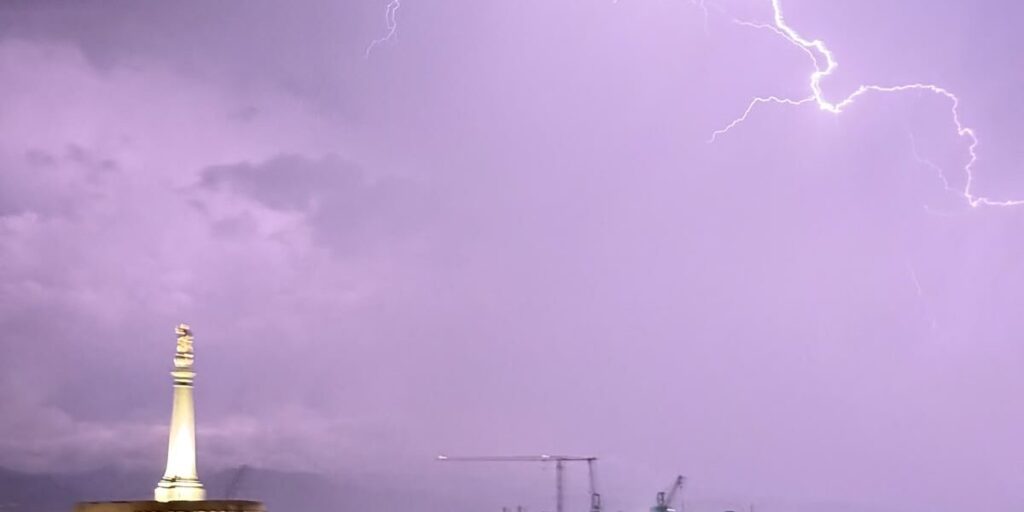 O mau tempo chegou ao Sul: espetacular tempestade com raios no Estreito de Messina. Alerta amarelo na Sicília e Calábria VÍDEO