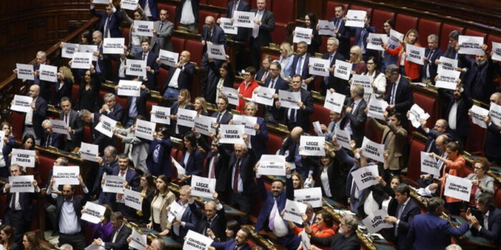 Reforma eleitoral finalmente aprovada: Câmara aprova o “Melonellum”. Irrompem os protestos da oposição, os apelos ao Conselho estão prontos