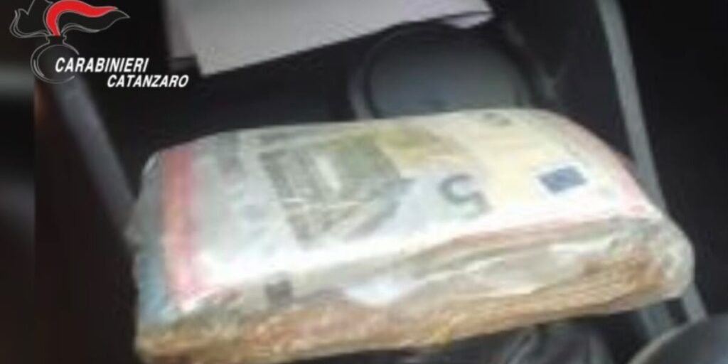 O depósito de drogas em Cortale, a cocaína comprada em Locride e as fotos dos maços de notas: todos os antecedentes da investigação do "Cartão Sociale"