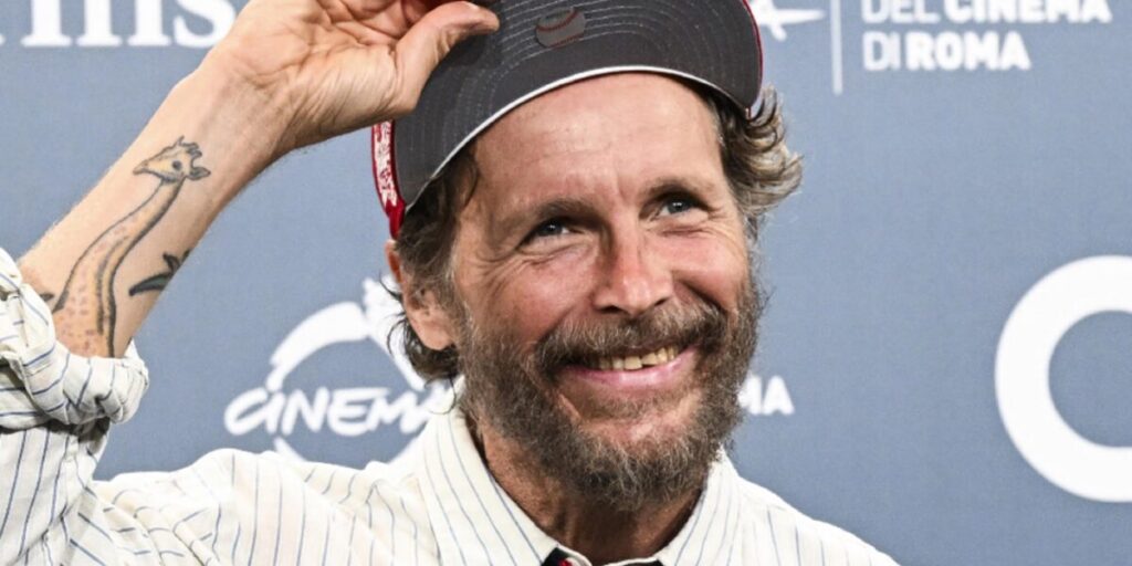 Jovanotti, o documentário revela o seu lado mais íntimo: «Sinto que o fim de um mundo se aproxima». Os lutos e memórias de infância