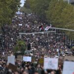 Uma enxurrada de manifestantes na França, mas o caos de 17 de outubro não se repete