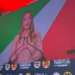 Meloni na convenção Cateno De Luca: «Uma viagem emocionante». Sul chama Norte em 1,1%