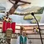 A cruz se desprende da parede e mata o padre durante a missa ao vivo no Equador