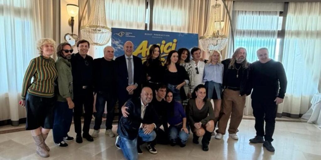 “Amigos por acaso 2”, Crotone vira cenário: Elettra Lamborghini também está no elenco