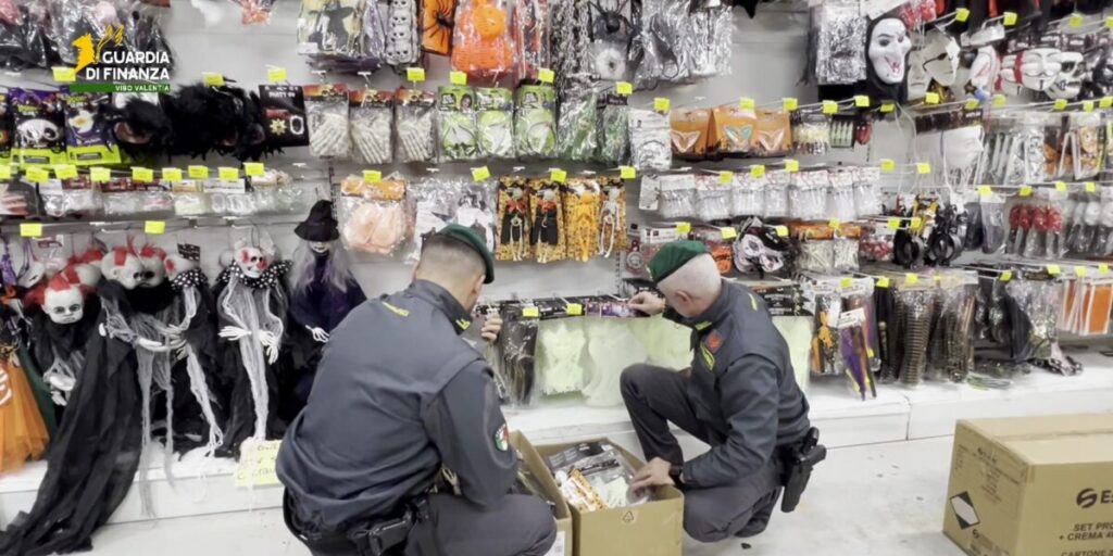Apreensão na área de Vibonese: mais de 3.400 itens de Halloween e bijuterias ilegais retirados do mercado