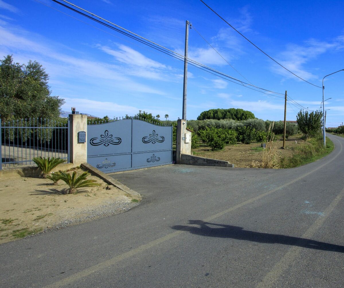 A entrada do bunker da vila do patrão Damiano Pepe que ficou gravemente ferido. Sua esposa Silvano Sibarelli foi morta na emboscada..ANSAARENAFOTO