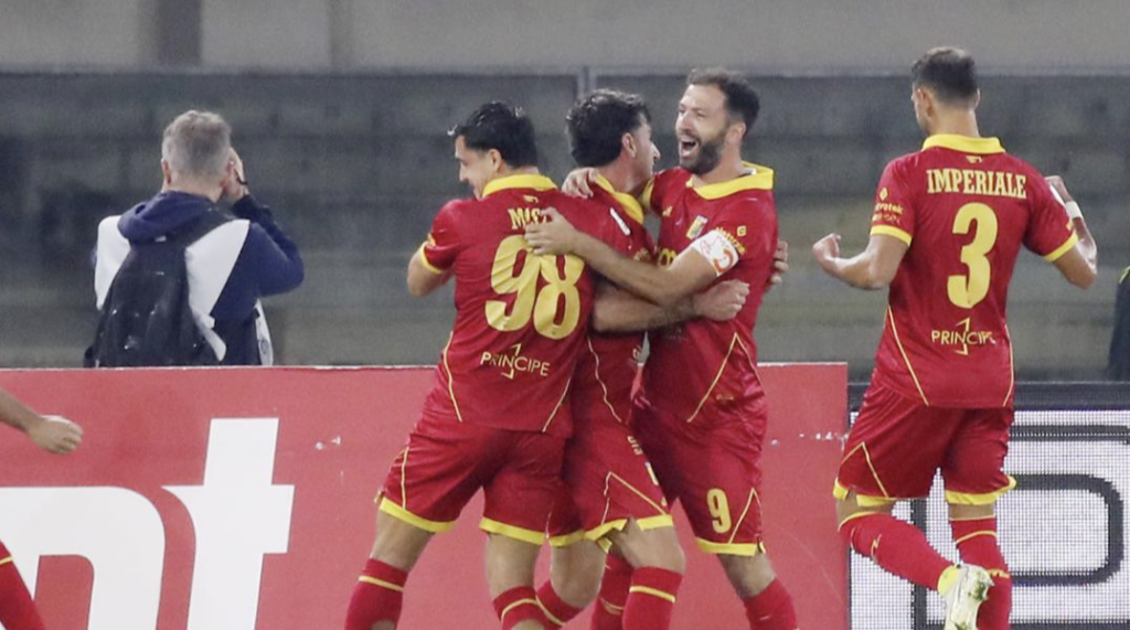 Catanzaro respira: Pecorino de pênalti garante o 2-2 em Verona após dois gols de Mosquera e um incêndio de Candela