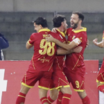 Catanzaro respira: Pecorino de pênalti garante o 2-2 em Verona após dois gols de Mosquera e um incêndio de Candela