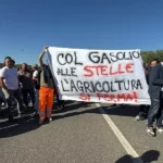 Combustíveis, quadrados móveis. Da Calábria, caminhões e agricultores marchando sobre Roma