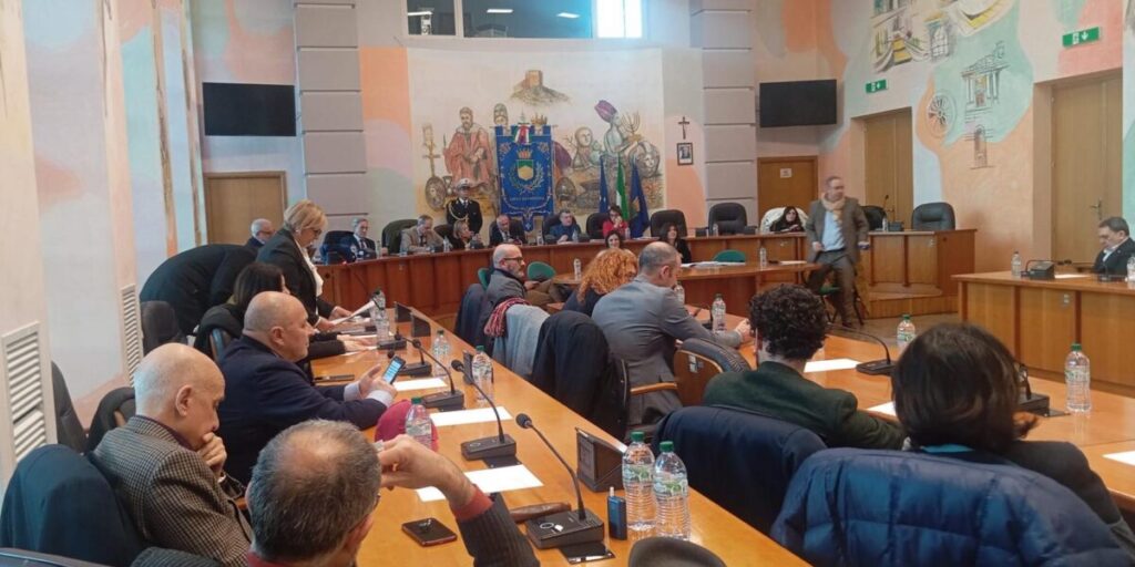 Cosenza, cessão de bens públicos: Irmãos da Itália instam o conselho