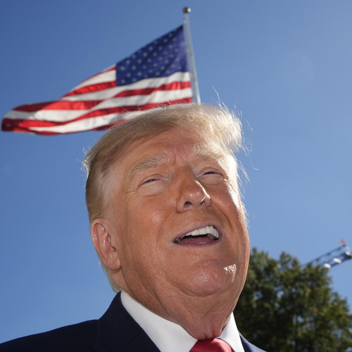 epa13331101 O presidente dos EUA, Donald Trump, fala com membros da mídia no gramado sul da Casa Branca antes de embarcar no Marine One a caminho de Port Huron, Michigan, em Washington, DC, EUA, 25 de outubro de 2026. EPA/YURI GRIPAS / POOL