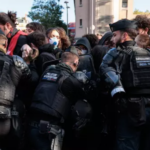 Estudantes nas ruas, confrontos em Paris e Estrasburgo. Trump: “A culpa é do Islão”