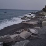 Messina, pedras de concreto na praia da Marina Giampilieri. Gioveni questiona Prefeitura sobre riscos de erosão